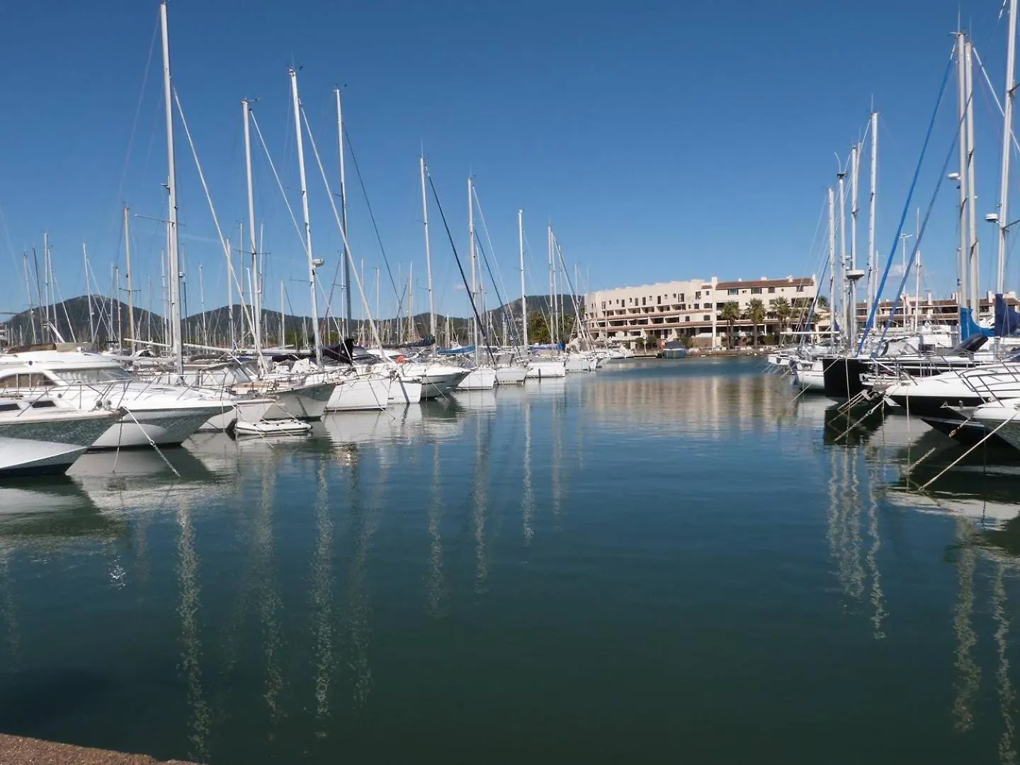Marcogvoile - Golfe De Saint-Tropez - Agreable T2 Cabine Avec Vue Sur La Marina Cogolin 0*,